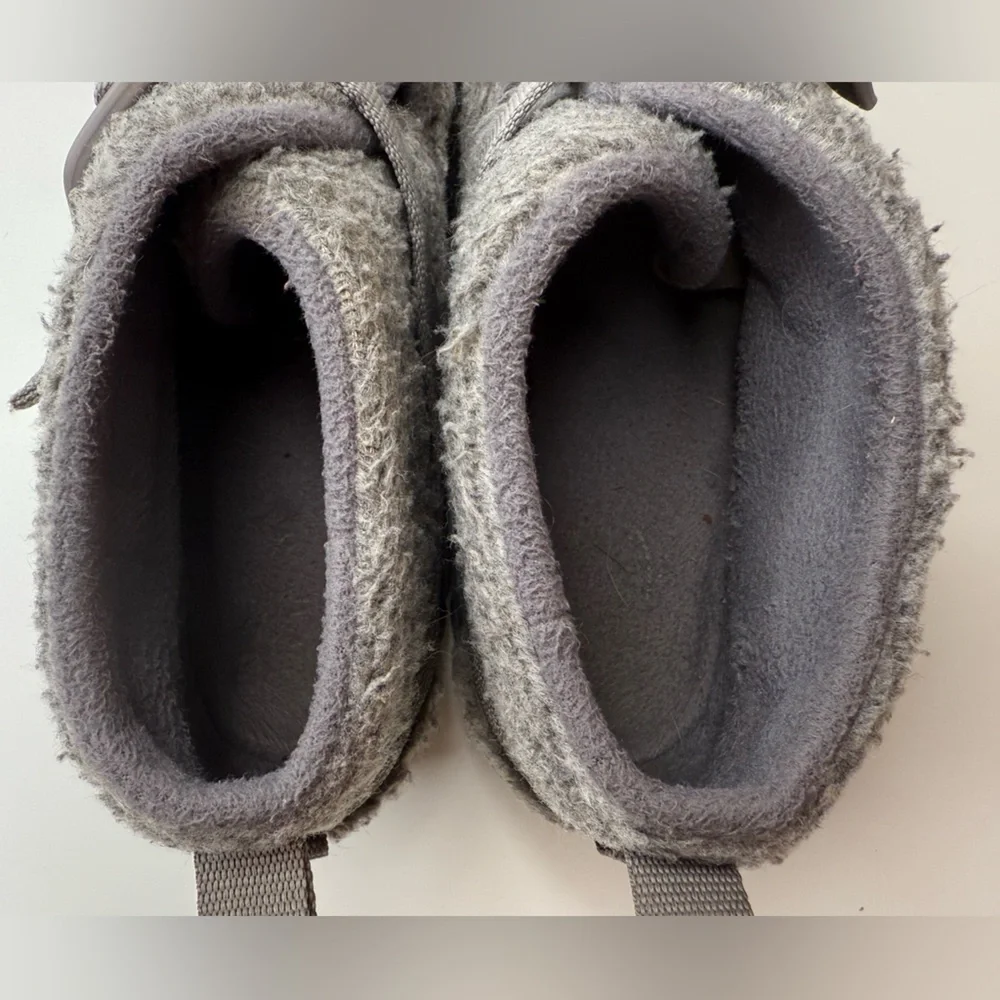 Chaco Kids Ramble Fluff Slippers Gray Size 5.5 Casual Loungewear Cozy Cabincore